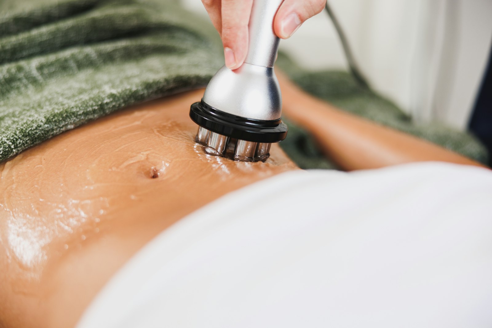 Cavitación corporal con cabezal de ultrasonidos en el abdomen