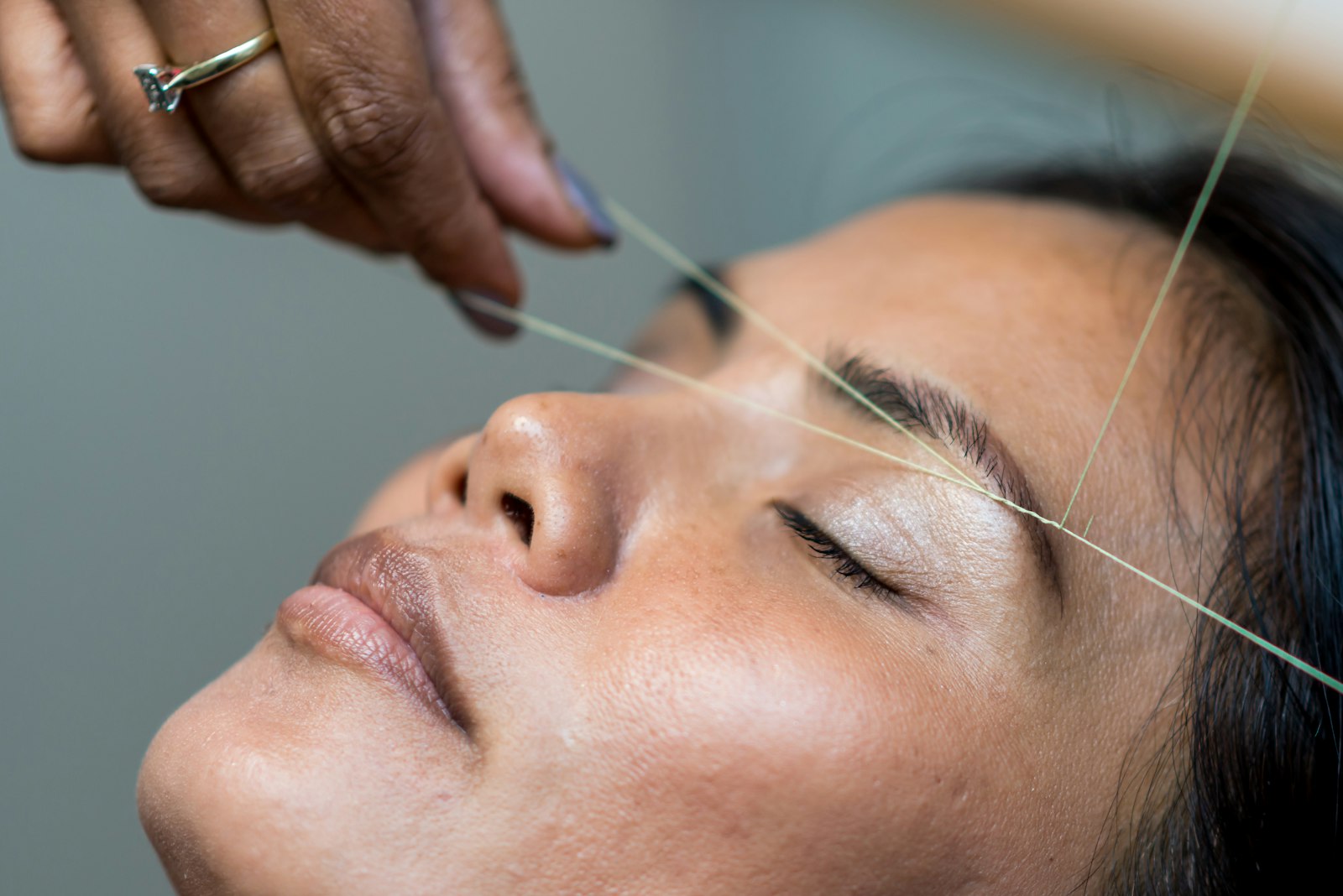 Diseño y depilación de cejas con hilo