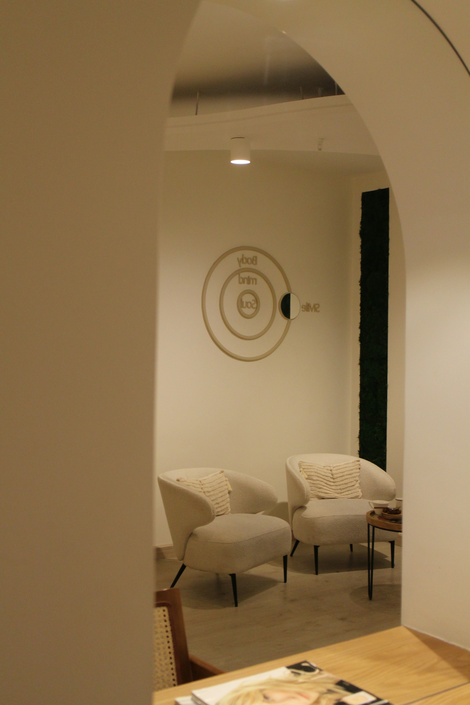 Recepción de una clínica estética con luz cálida