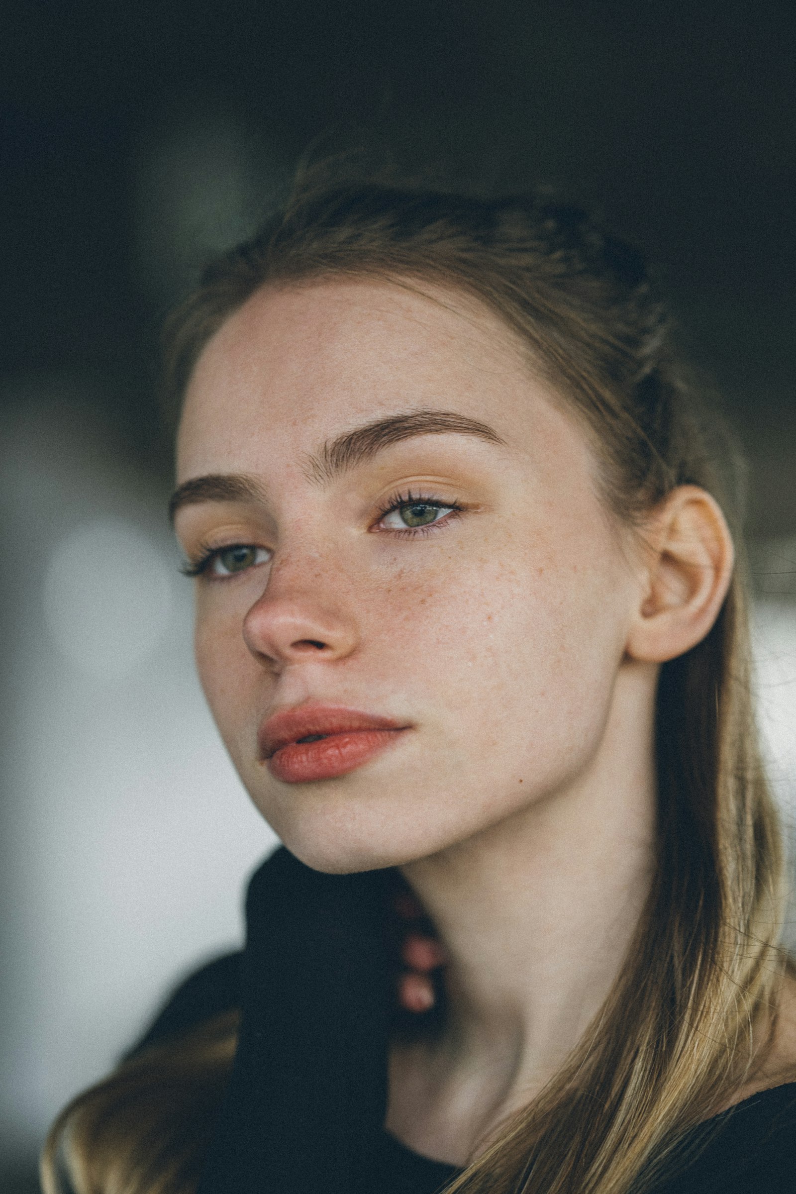 Retrato de mujer joven con piel natural