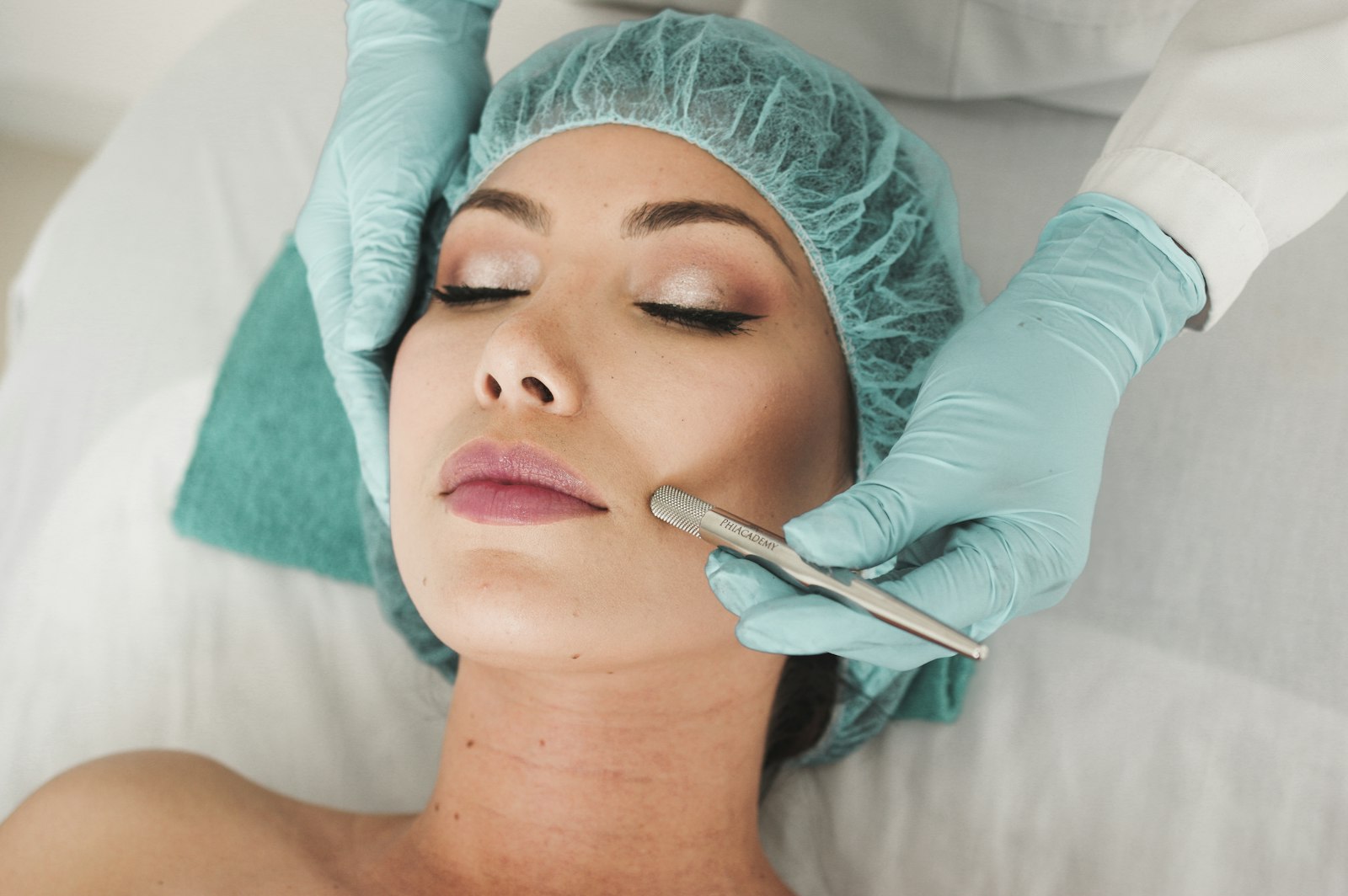Tratamiento Hydrafacial con cabezal de hidrodermoabrasión