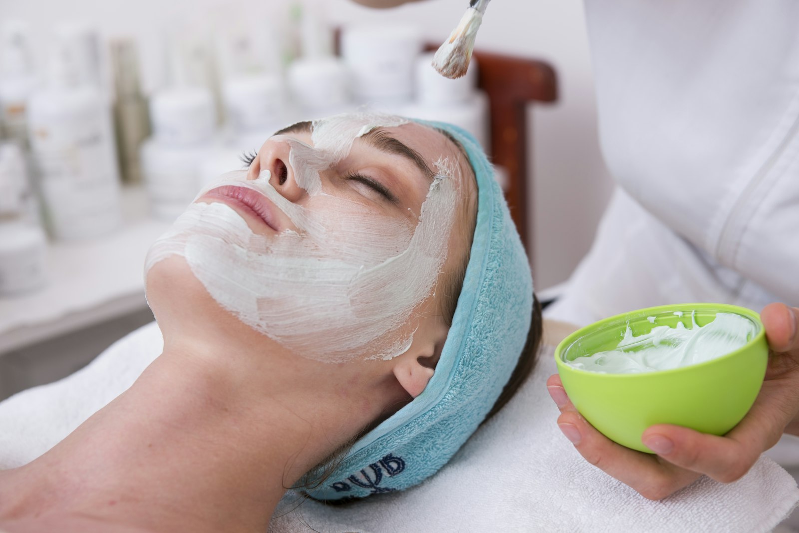 Limpieza facial profunda con mascarilla en cabina