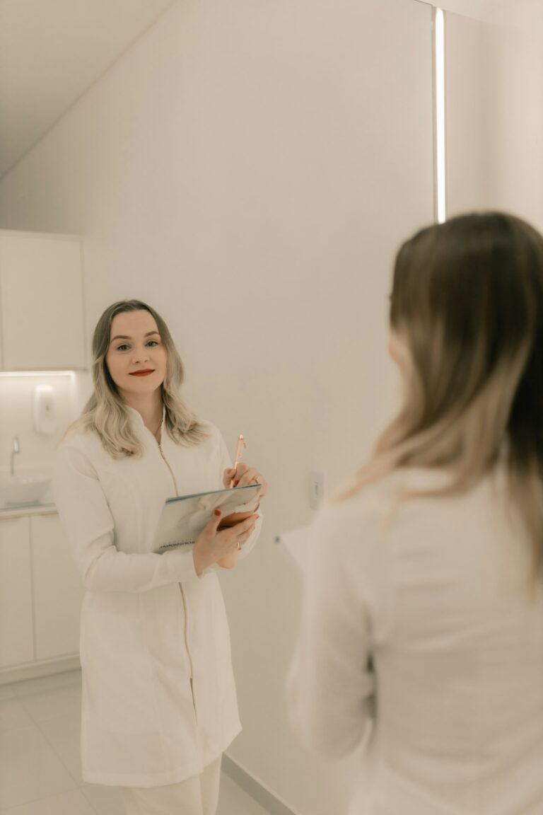 Médica estética en consulta con una paciente