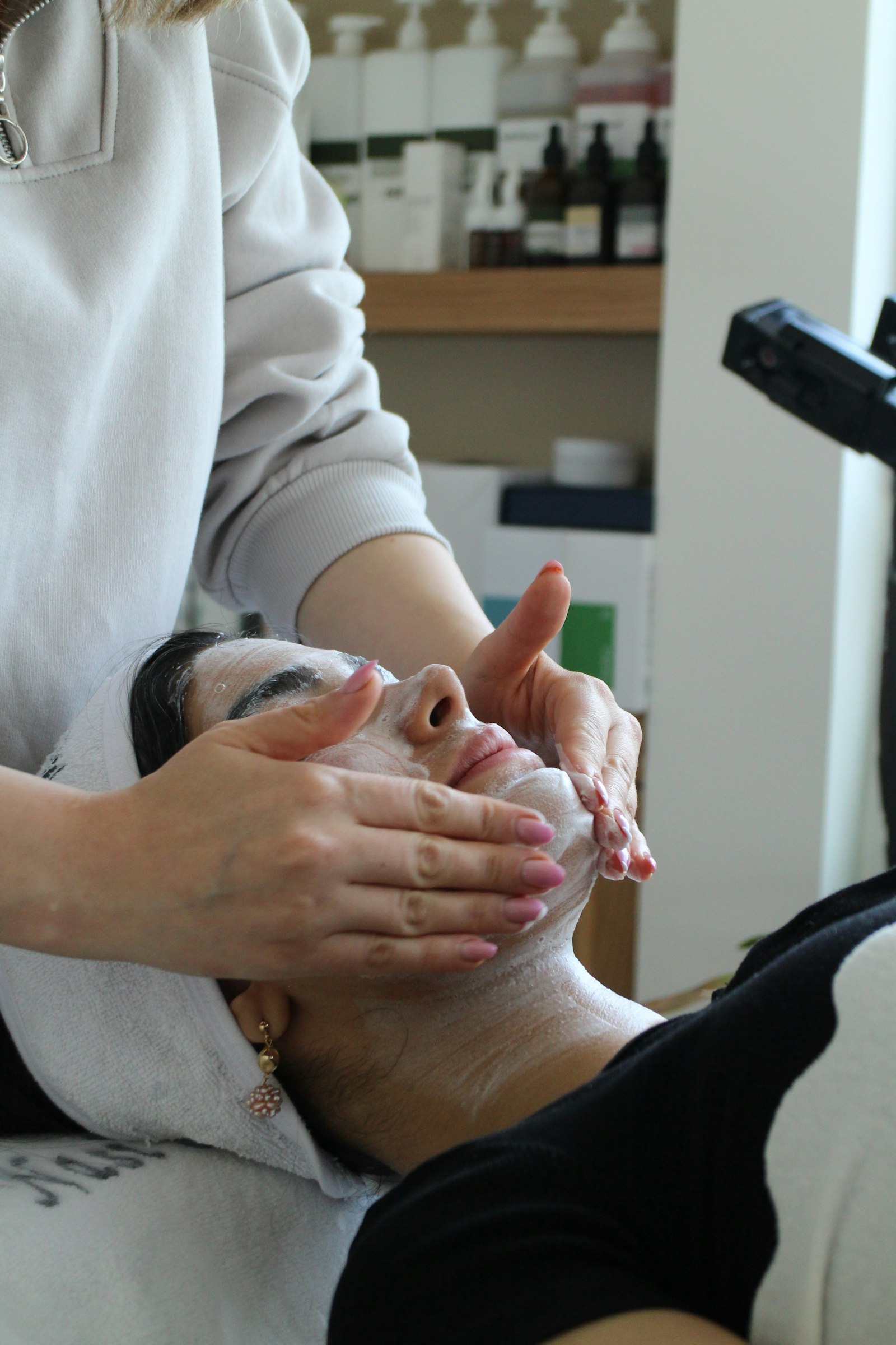 Esteticista preparando la piel para un peeling