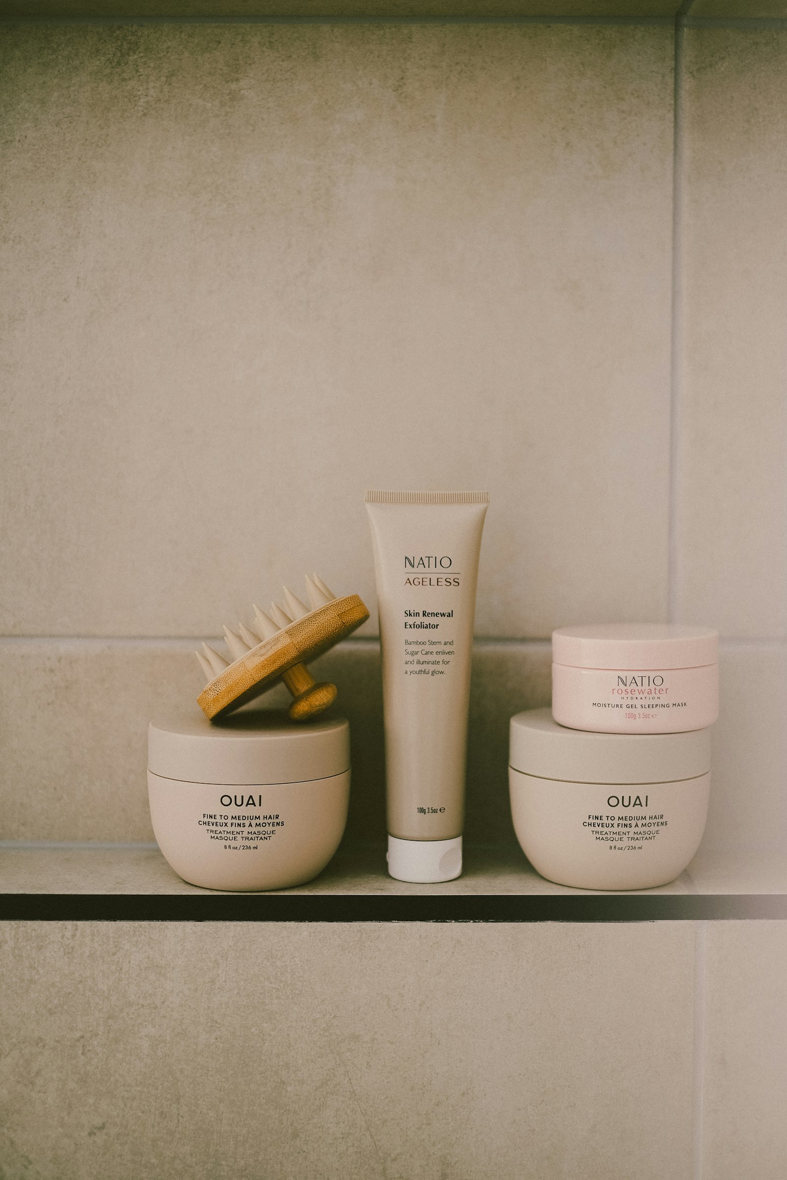 Cosmética facial en un estante