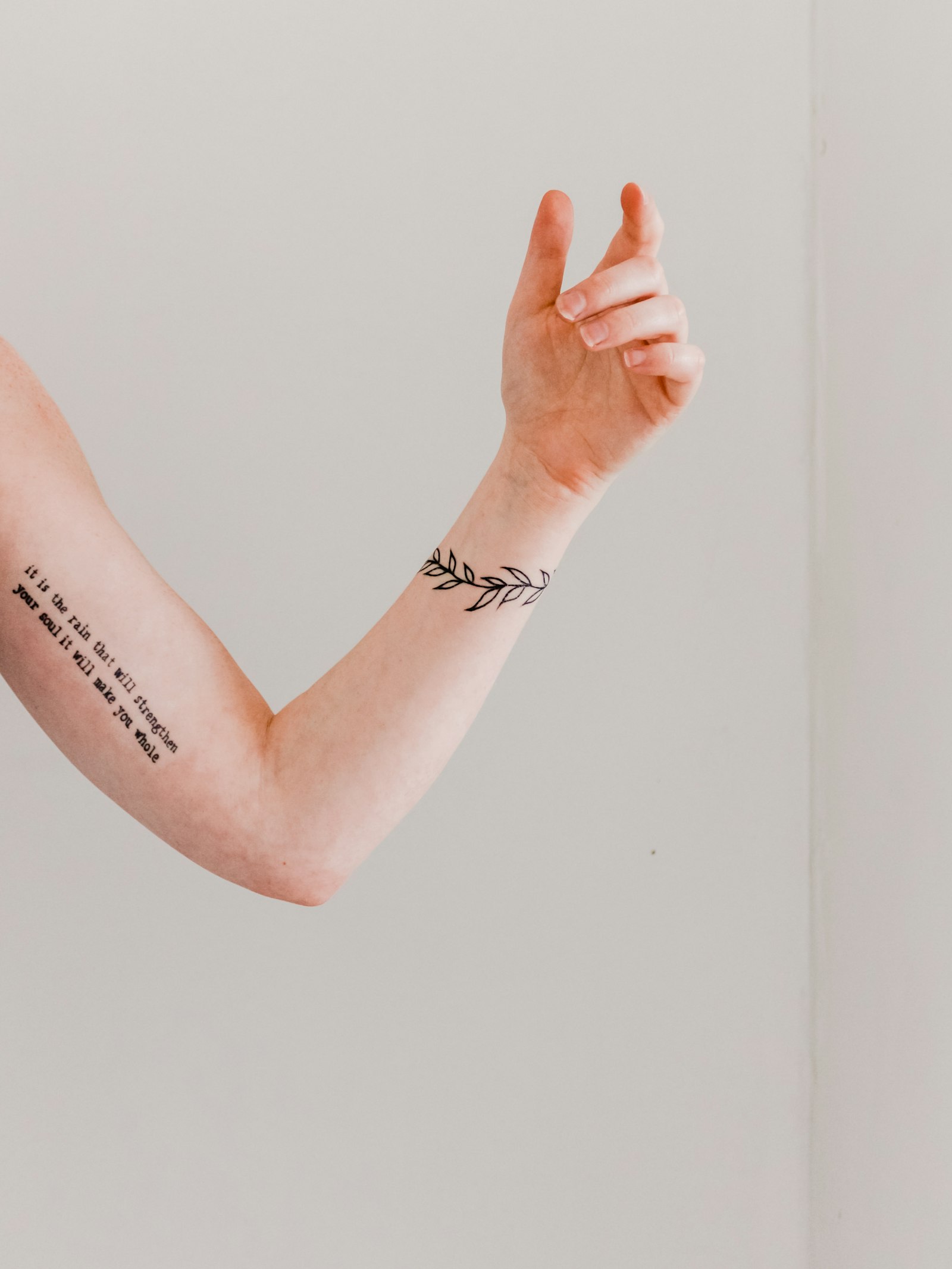 Brazo con tatuaje pequeño de letras