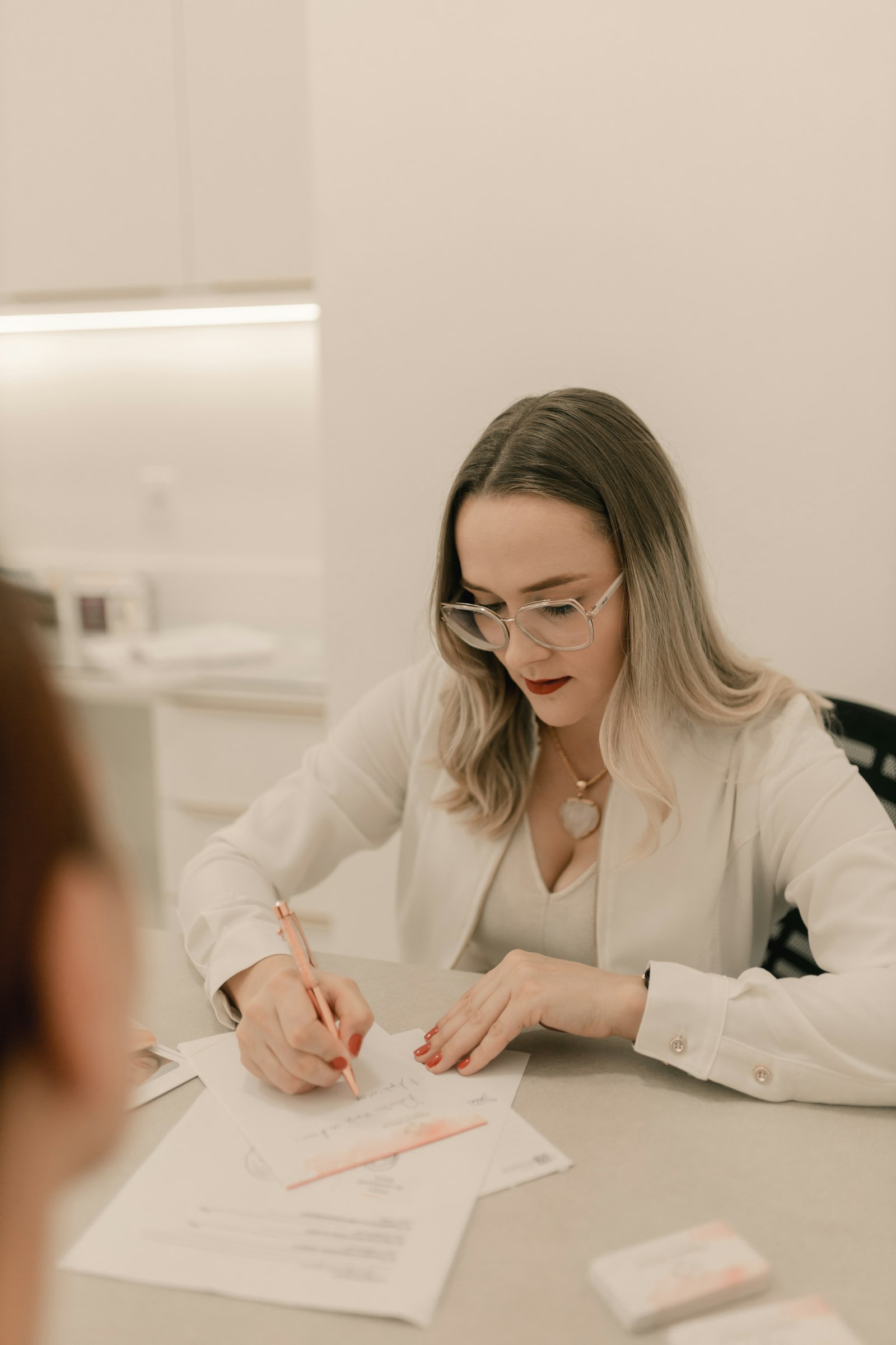Especialista tomando notas durante una valoración personalizada